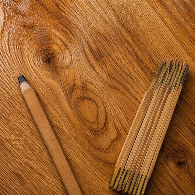 Eichenholz mit Bleistift und Zollstock
